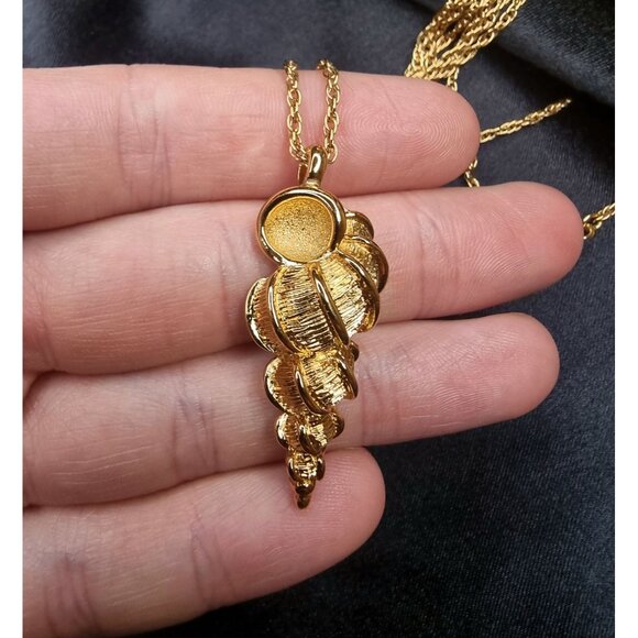 Rare Find Vintage Monet Gold-Tone Shell Pendant Necklace With Textured Details - Picture 4 of 5